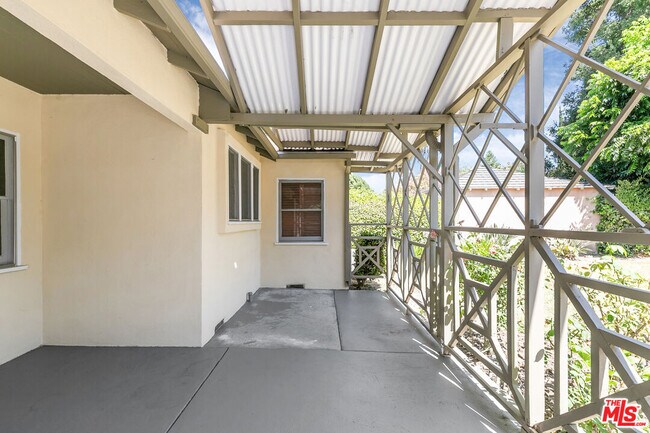 Building Photo - 15436 Camarillo St