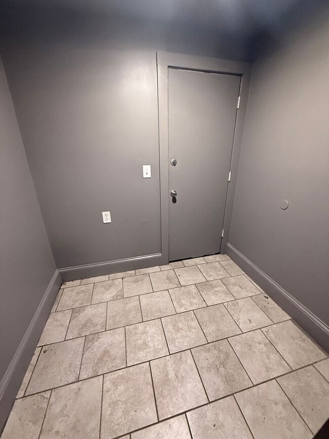 Building Photo - Charming 3-Bedroom Home for Rent with a Yard and Front Porch!