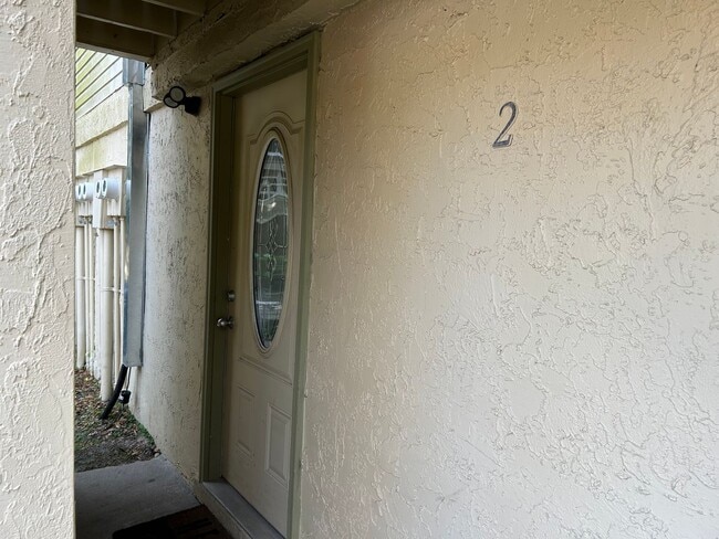 Building Photo - Walk to Campus from your Downstairs Flat