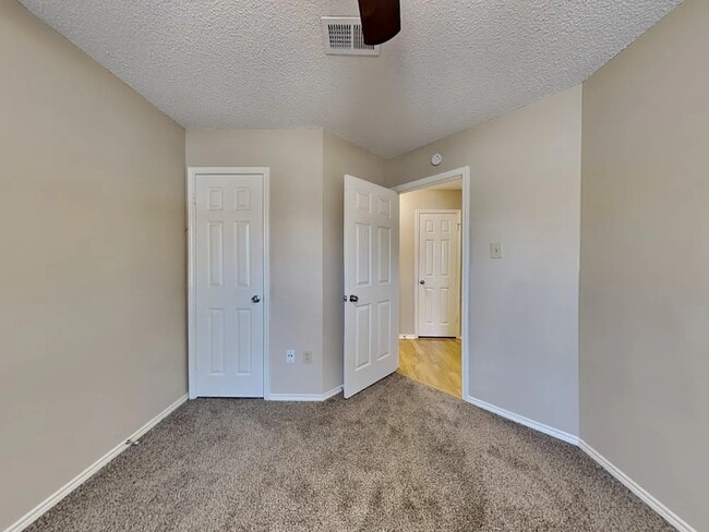 Building Photo - 922 Teakwood Ln