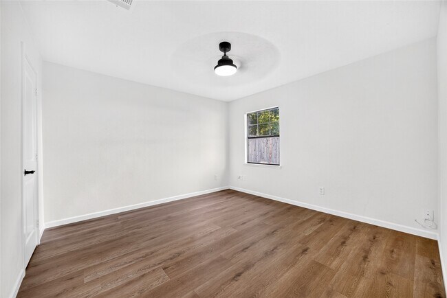 Building Photo - 24114 4 Sixes Ln