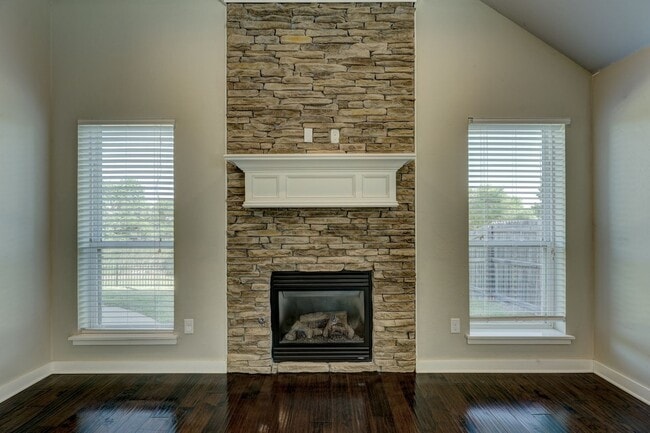 Building Photo - Desirable Home In Valencia Park!