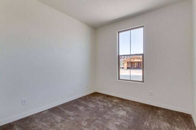 Building Photo - 5 bedroom/ 2 bath home in Casa Grande