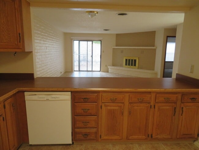 Building Photo - 2 Bedroom 2 Bath Townhouse Available for Rent