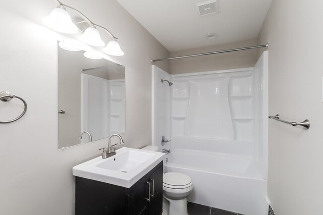 Building Photo - 601 E 6th St