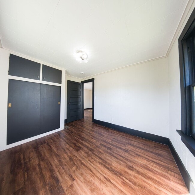 Building Photo - 2 Bedroom 1 Bath 1 Stall Garage For Rent