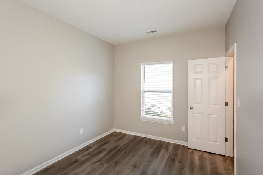 Building Photo - 7150 Parklake Pl