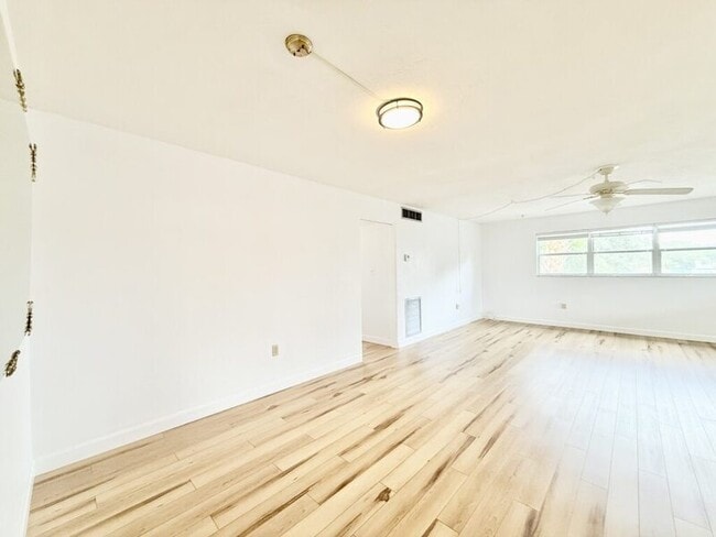 Building Photo - 445 32nd Ave N