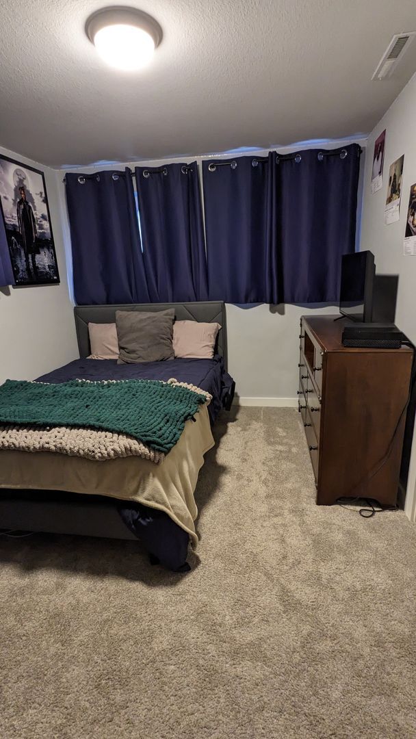 Building Photo - BEAUTIFUL MODERN 3 BED/2 BATH RANCHER IN E...