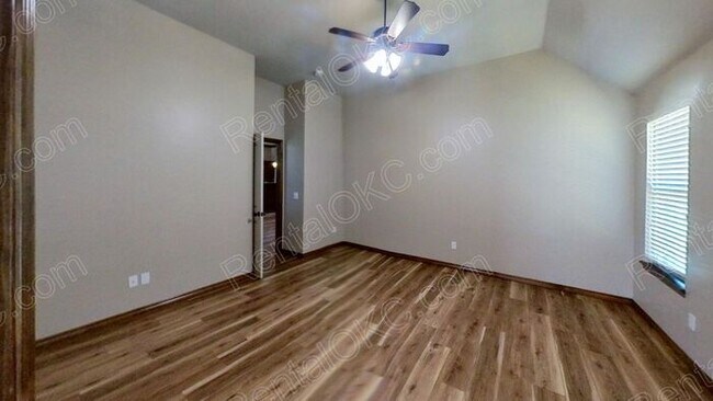 Building Photo - 3/2 plus office in gated SW neighborhood