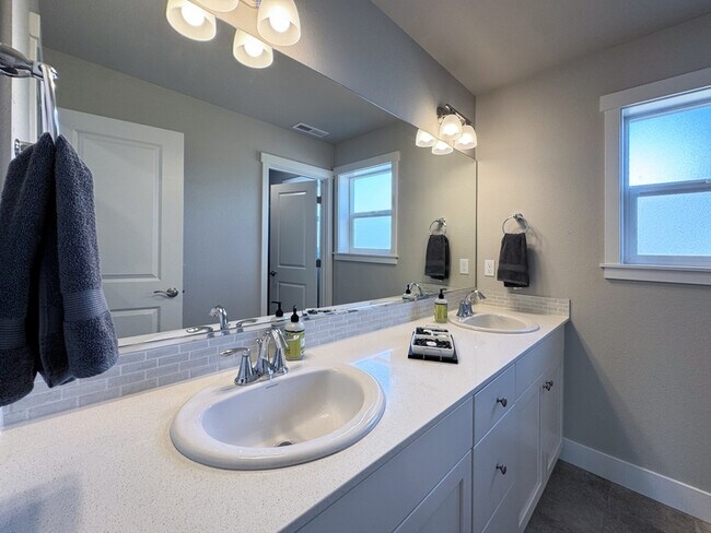 Building Photo - 2771 Cascara Dr