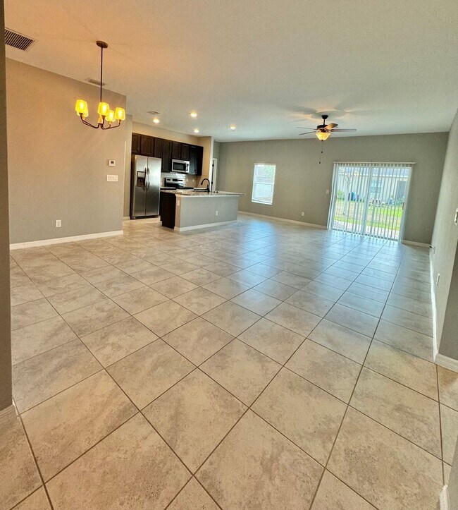 Building Photo - 3 Bed + Den with 2 Baths & 2 Car Garage