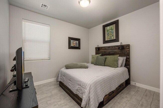 Building Photo - 3865 Jericho St