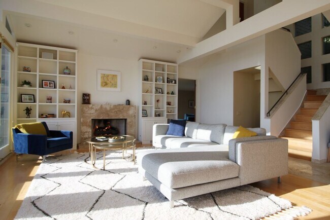 Building Photo - Beautiful Home w/ Stunning Views from Ever...