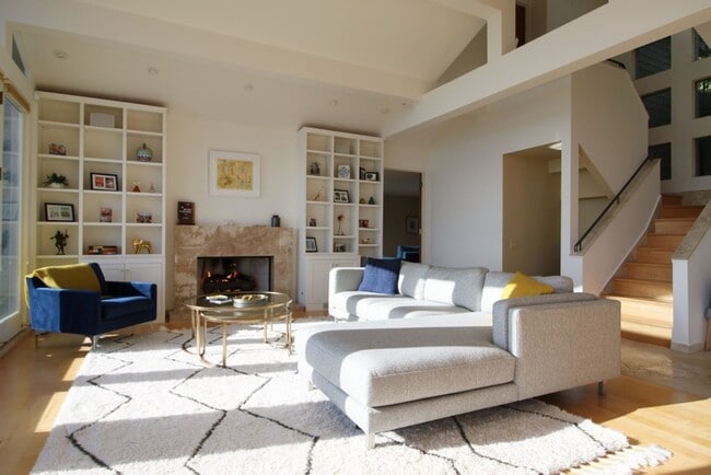 Building Photo - Beautiful Home w/ Stunning Views from Every Room! Available for Short Term Rentals Only!