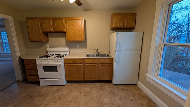 Kitchen - 3939 Section Rd