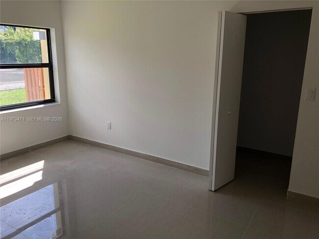 Building Photo - 8883 Fontainebleau Blvd