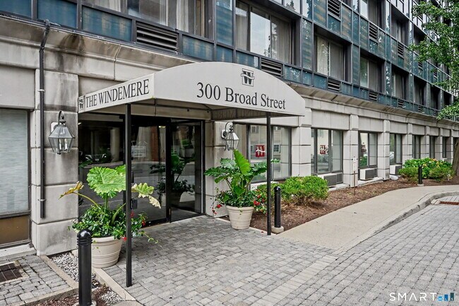Building Photo - 300 Broad St