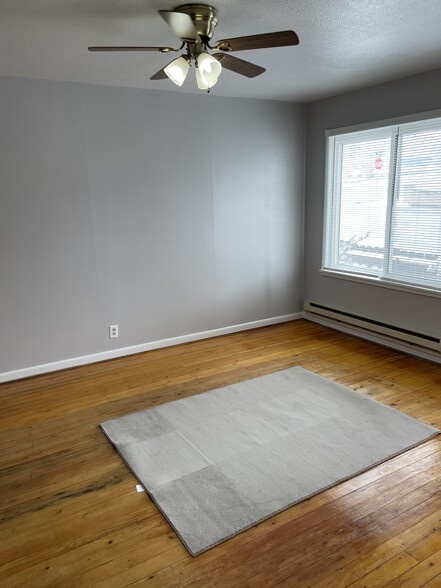 Living room - 814 Alder St