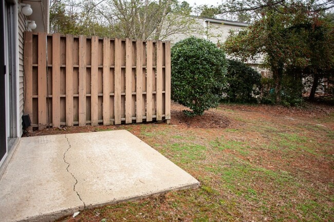 Building Photo - A Beautifully Renovated Modern Townhome!
