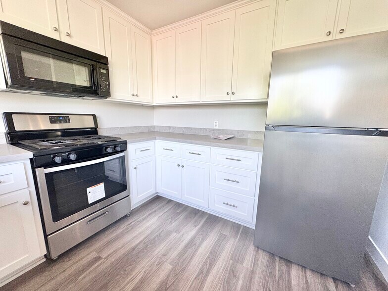 Building Photo - 619 N Kingsley Dr