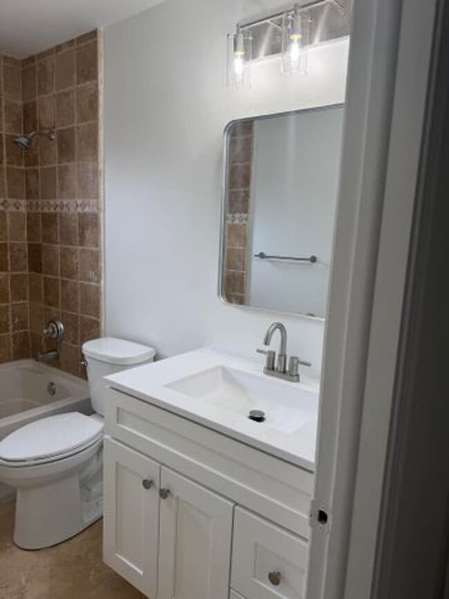 Building Photo - 9209 Southampton Pl