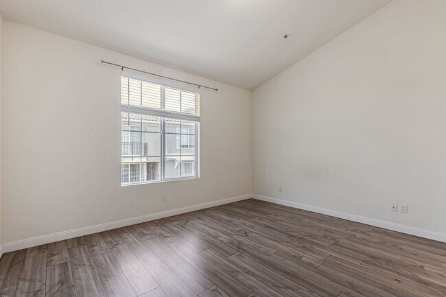 Building Photo - 3 Bedroom Townhouse with Bonus Loft/Office