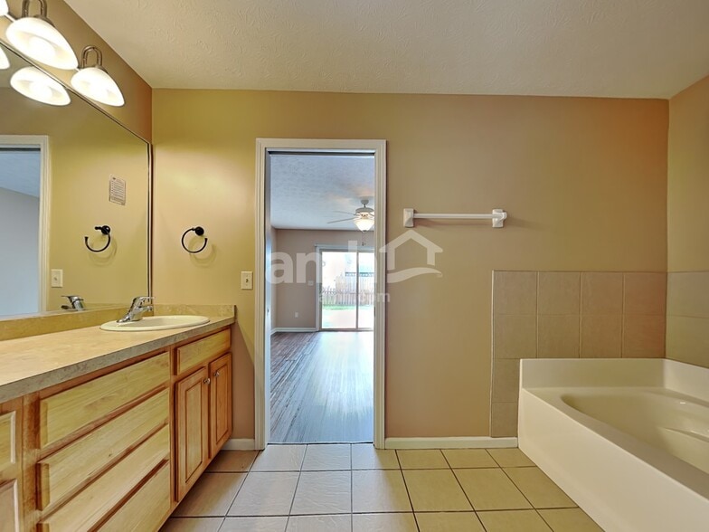 Building Photo - 160 Concord Farm Rd