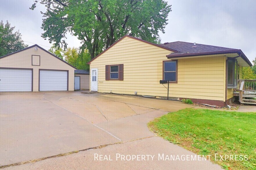 Building Photo - 3 Bed Home w/ Large Garage