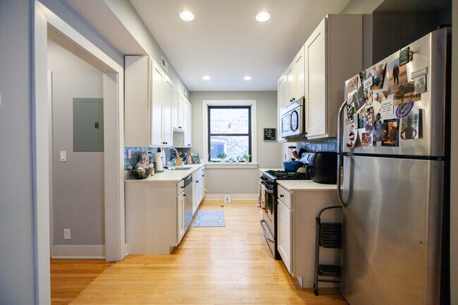 Building Photo - 2032 W Berwyn Ave