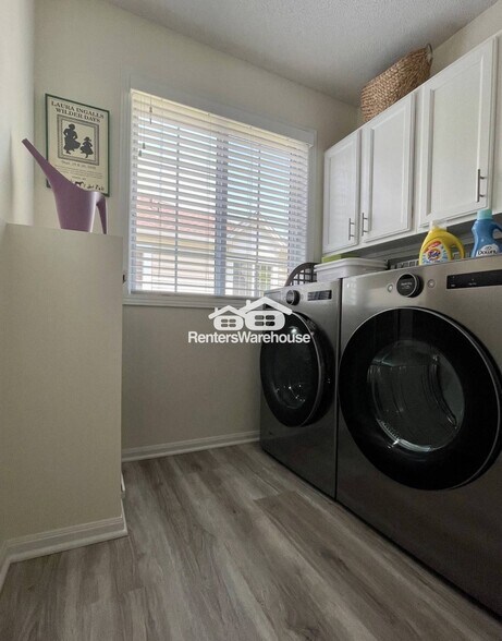 Building Photo - 10845 Lexington Dr