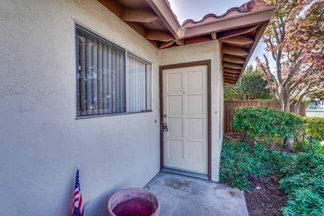 Building Photo - Newly Remodeled 3BR, 2BA, 1,117sf Duplex w...