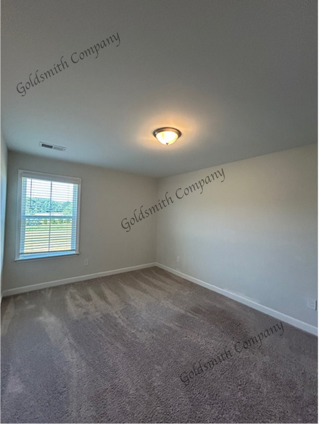 Building Photo - "Spacious Elegance Awaits: 5-Bedroom, 4.5-Bath Gem on Plumblee Lane!"
