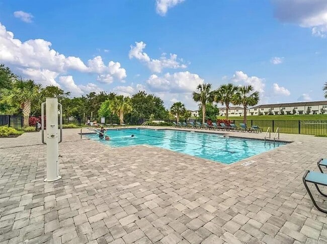 Building Photo - 233 Mandovi St