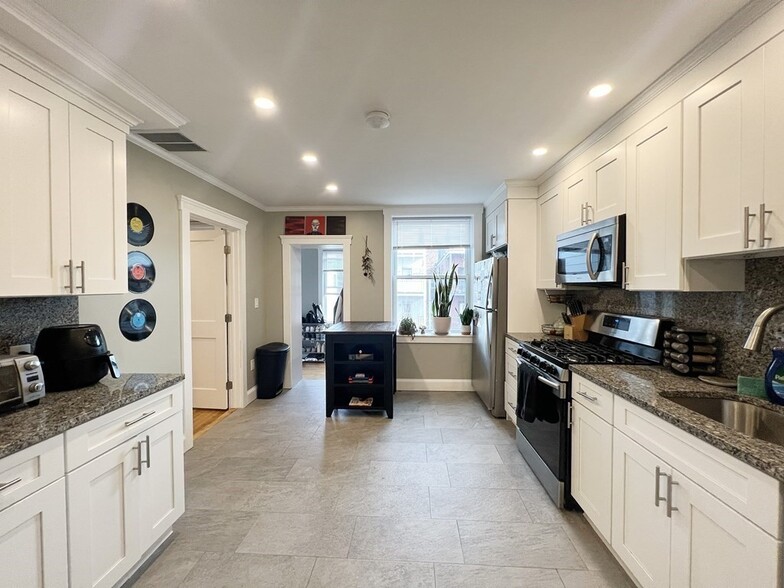 Primary Photo - 130 Orleans St