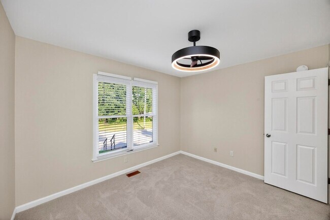 Building Photo - 907 11th Ave N