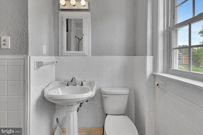 Upper level 1 Full Bathroom - 427 Hopkins Rd