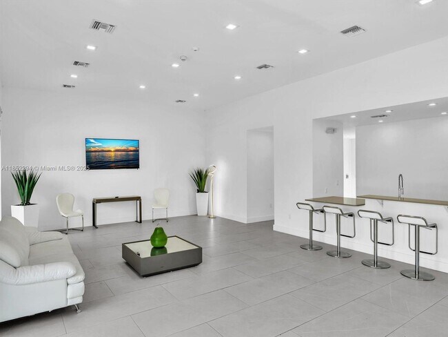 Building Photo - 4110 N Oak Pl