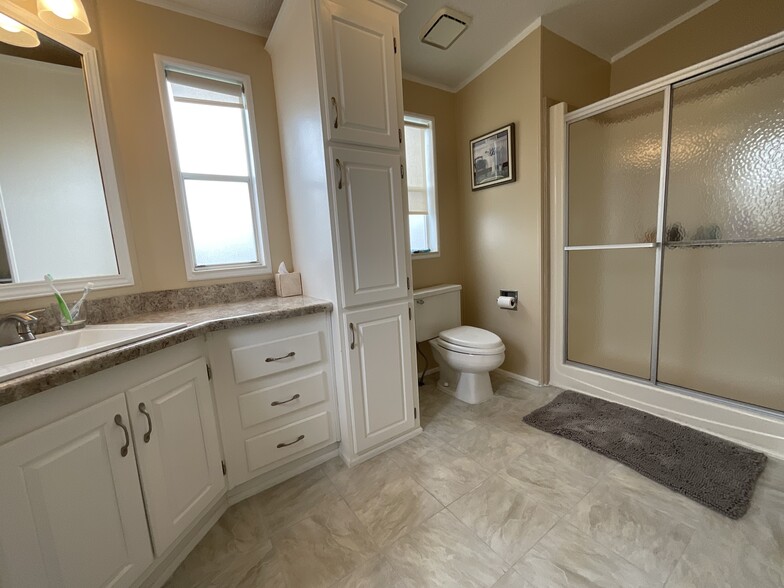 1st bathroom - 829 Sunglow St