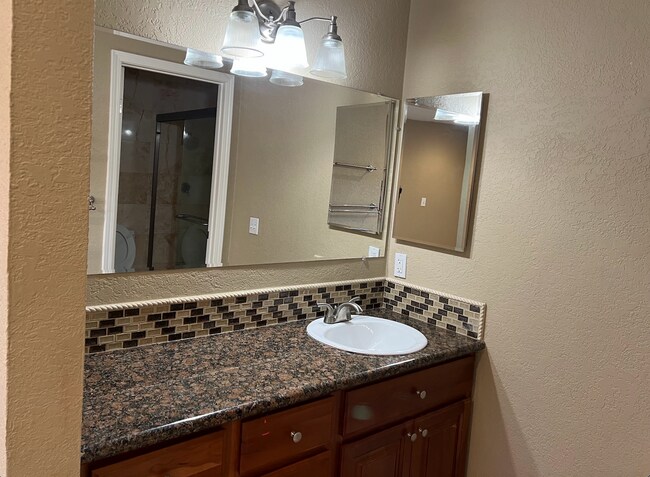 Building Photo - Spacious 3 Bed 2 Bath Condo Located in Desirable Mountain View Location