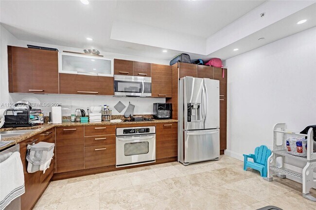 Building Photo - 3330 NE 190th St