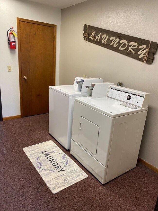 Building Photo - Beautifully Remodeled 2-Bedroom Apartment on Colby Rd in prime location!