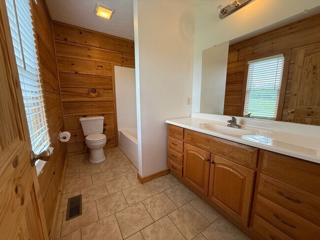 Building Photo - 1404 Maple Ln
