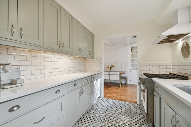 Building Photo - 145 24th Ave SE