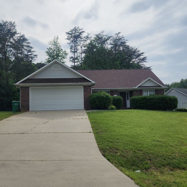Building Photo - APPLICATIONS PENDING-One Level House with ...