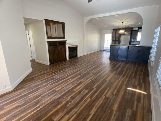 Building Photo - 4 Bed, 2 Bath beautiful home with pool