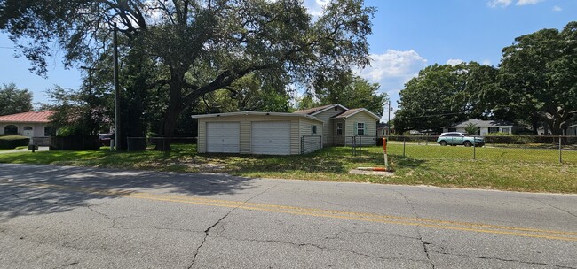 Building Photo - 725 Powell Dr
