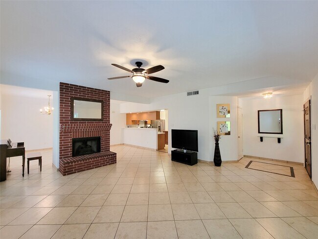 Building Photo - 2431 Edgewood Dr