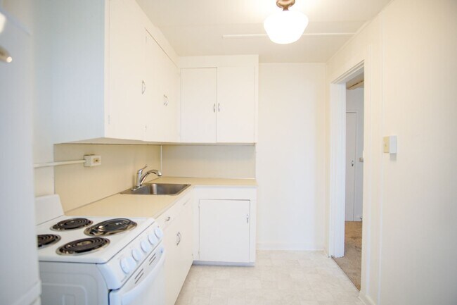 Building Photo - Close-in NE Daylight Basement Studio Ready...