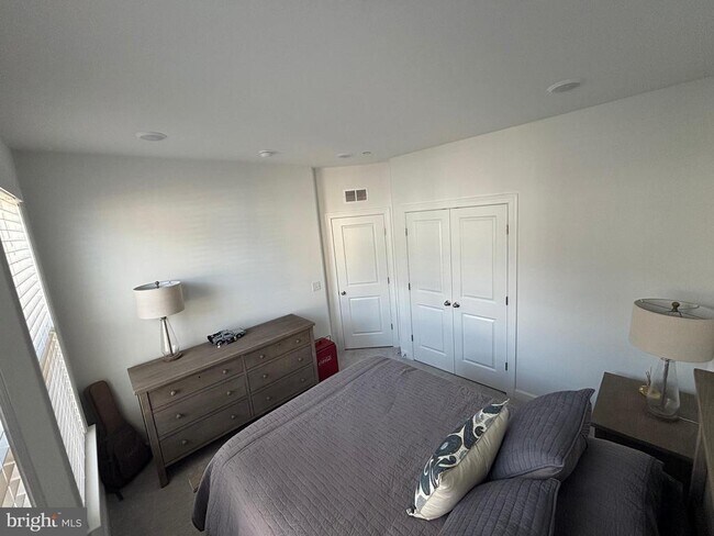 Building Photo - 5030 Longmire Wy